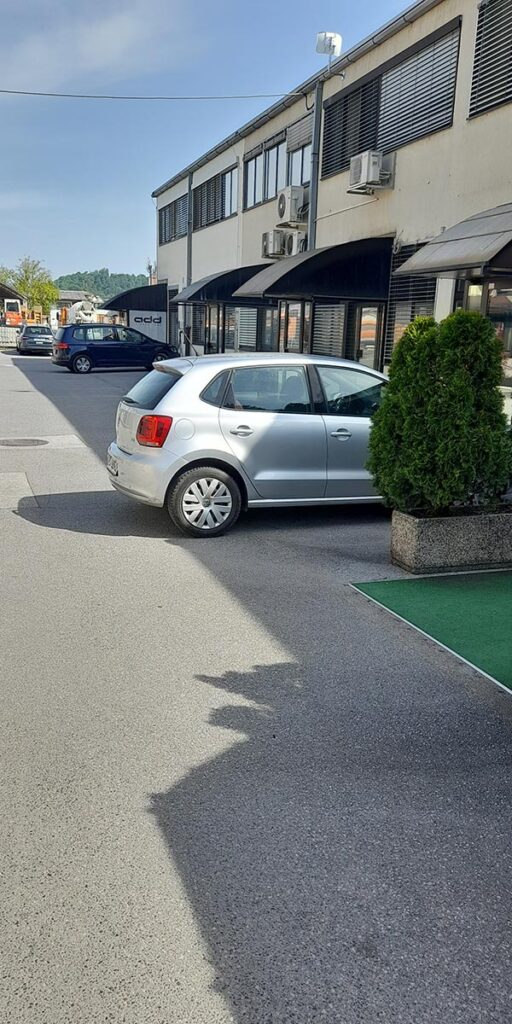 parkirisce-ob-salonu